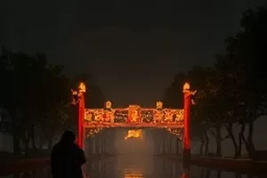 《潮汐图书馆》夜读场景主推海报，木质书架与暖光灯构成画面主体
