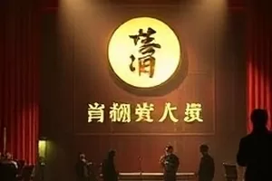 《慢速城市》横版封面，清晨空旷街道上的洒水车