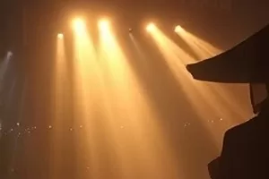 《苔藓小镇》横版封面，被苔藓覆盖的低矮屋顶与烟囱