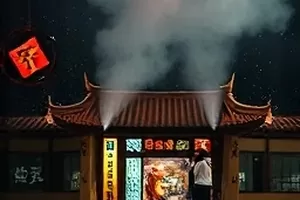 《风筝与线》横版封面，逆光下高高飞起的菱形风筝